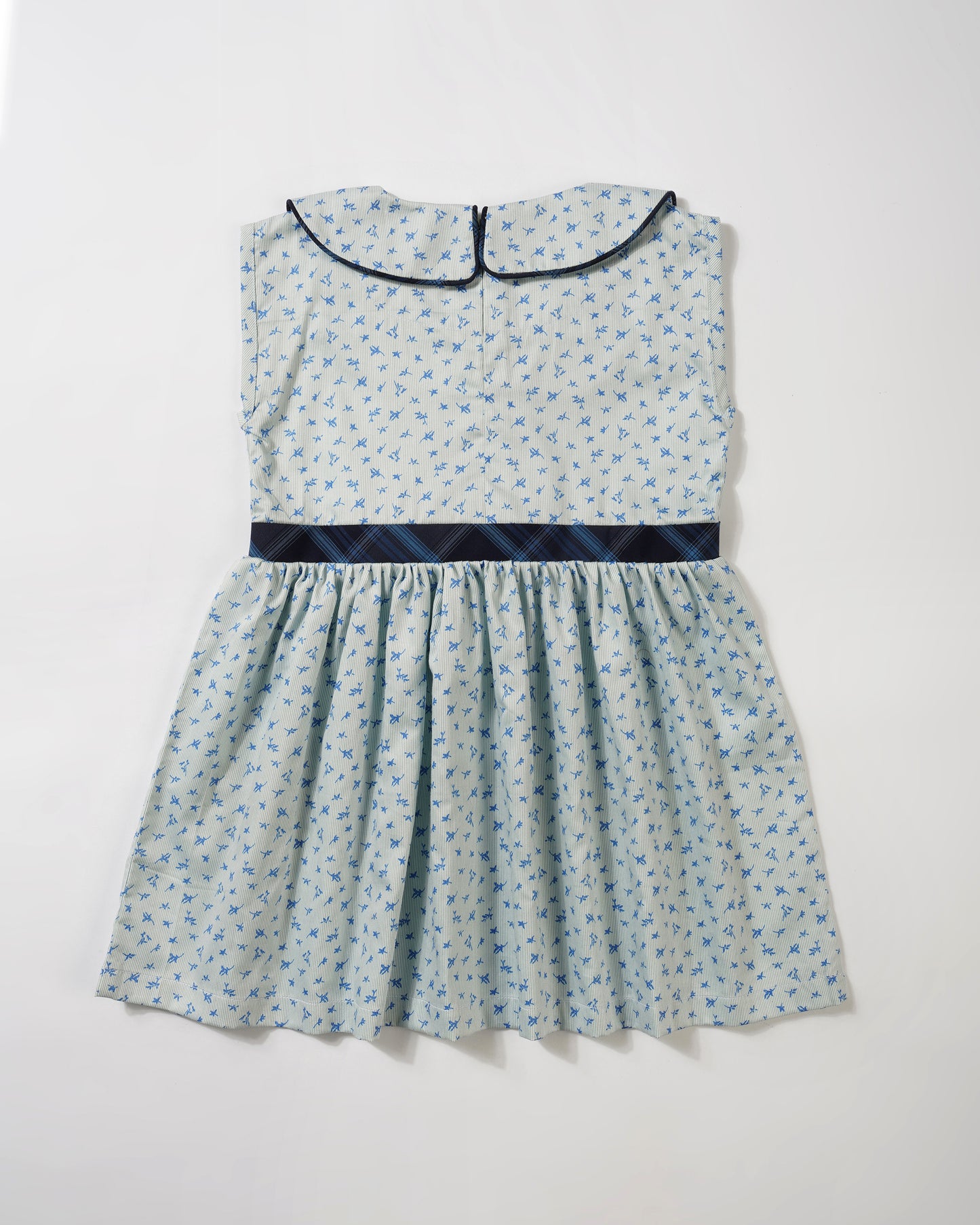 Girls round collar show bow dress