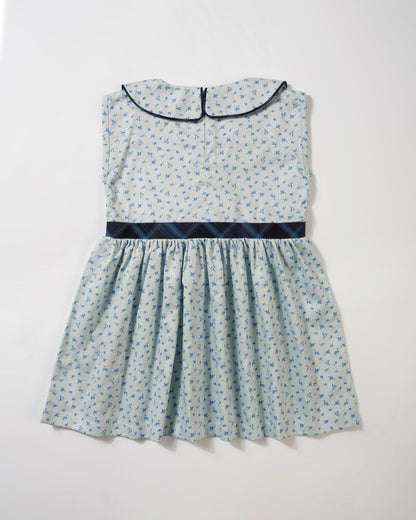 Girls round collar show bow dress